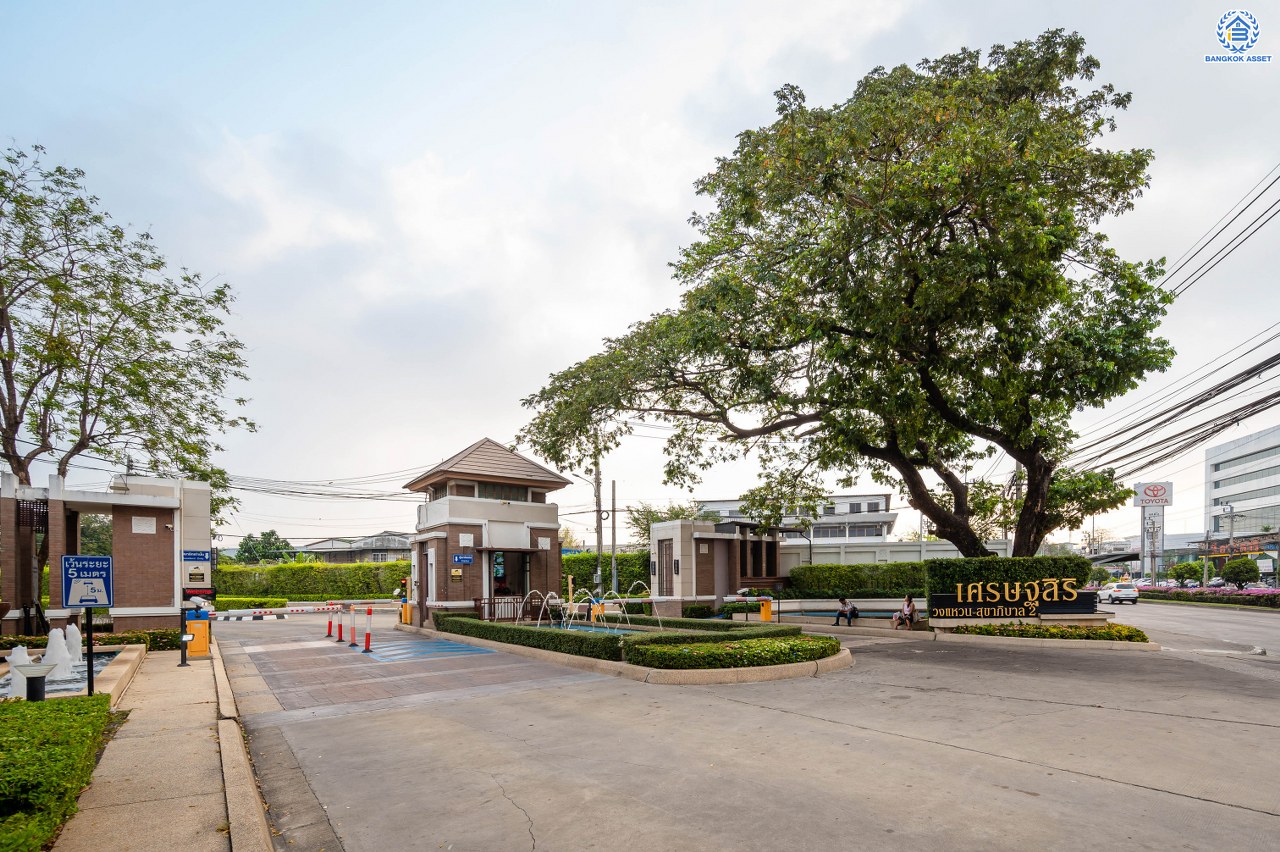 บ้านมือสองตกแต่งใหม่ จากแบรนด์ Sansiri โครงการ เศรษฐสิริ วงแหวน-สุขาภิบาล2 บ้านเดี่ยวหลังมุม เนื้อที่ 70.10 ตร.ว. พื้นที่ใช้สอย 166.20 ตร.ม. ฟังก์ชัน 3 ห้องนอน 3 ห้องน้ำ 1 ห้องแม่บ้าน 2 ที่จอดรถ ติดถนนใหญ่เสรีไทย ใกล้จุดขึ้นทางด่วน "วงแหวน-กาญจนาภิเษก" และ ใกล้รถไฟฟ้าสายสีชมพู "สถานีนพรัตน์"...